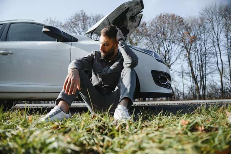 Automobilista-fermo-triste-freepik-risorgimentonocerino.it