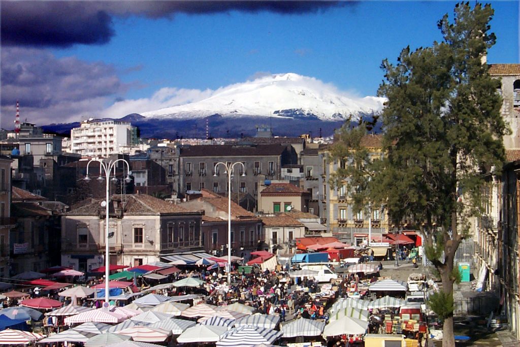 Esplorando “A Fera ‘o Luni”: il cuore pulsante del mercato storico catanese