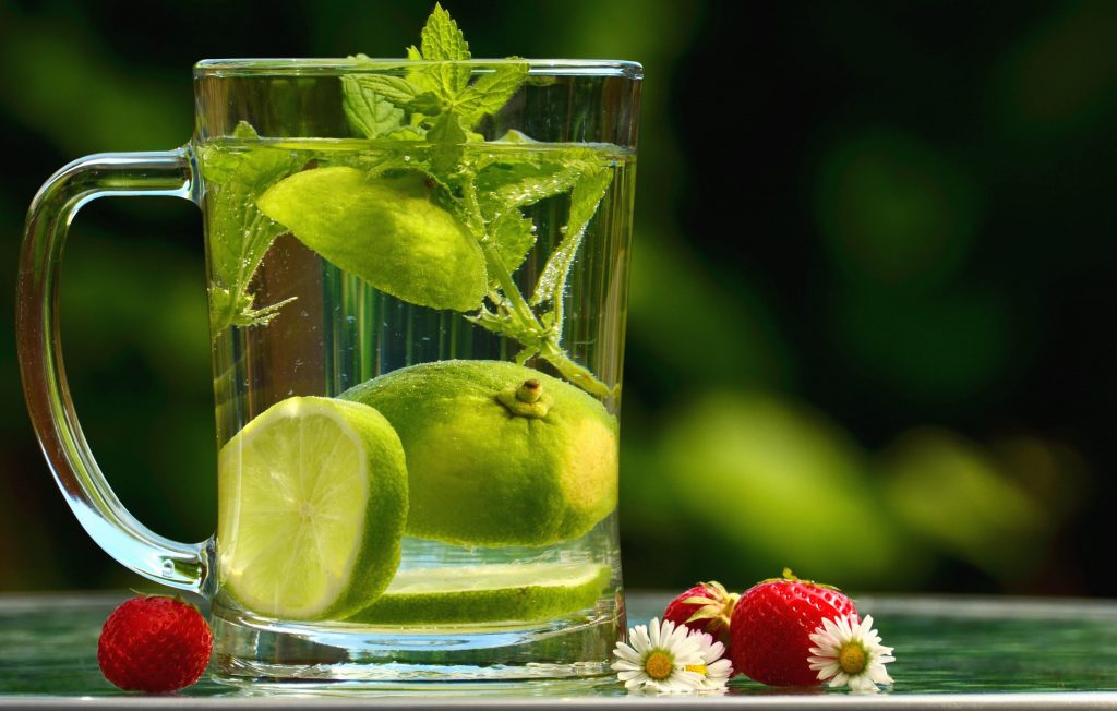 Detox mattutino: acqua e limone per contrastare gli eccessi alimentari