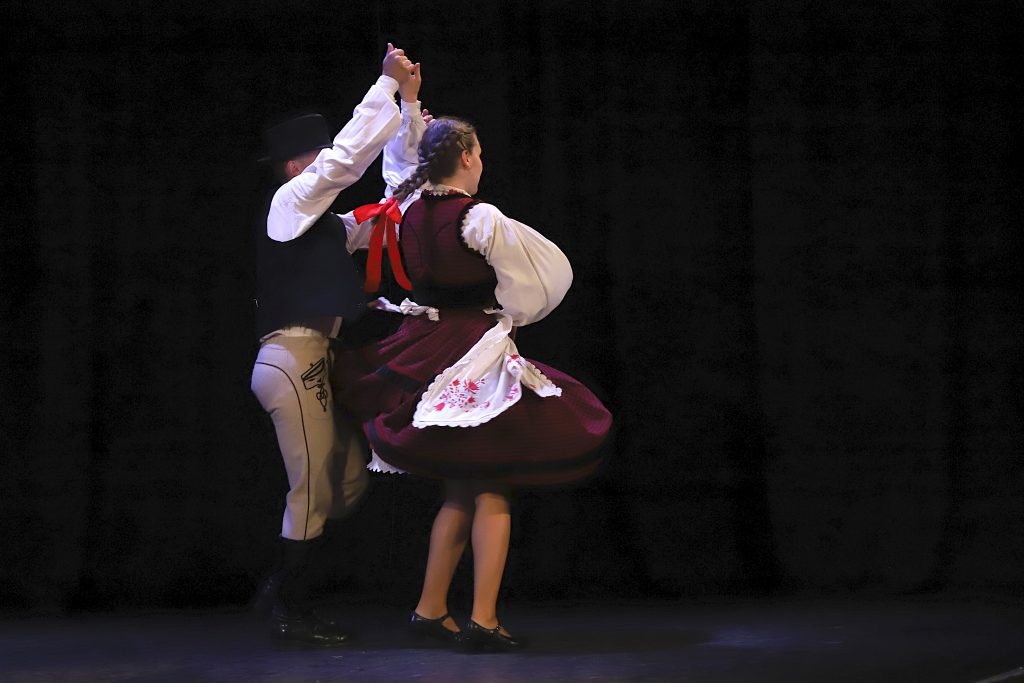 “Amore, Mare, Napoli: Un omaggio coreografico al Teatro Diana”