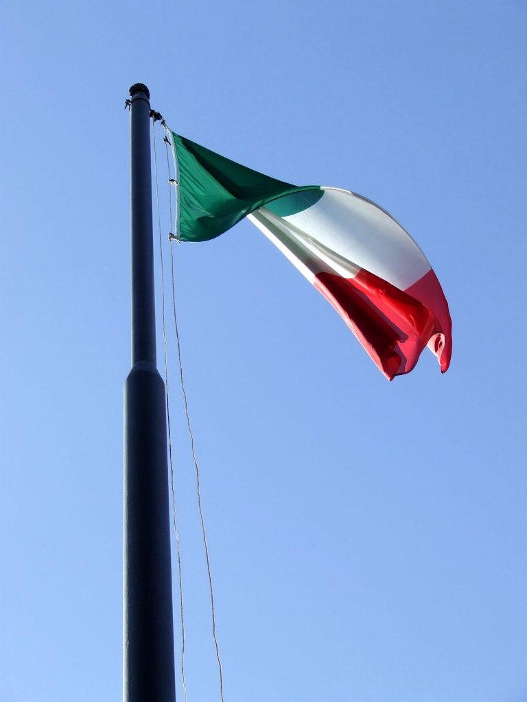 Ricordo commosso per le vittime del Covid-19: bandiere a mezz’asta e minuto di silenzio