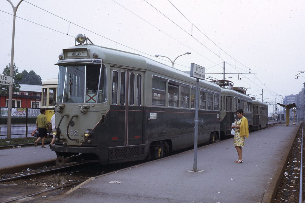 Un’ora di paralisi ferroviaria a Nocera Superiore: auto incastrata sui binari