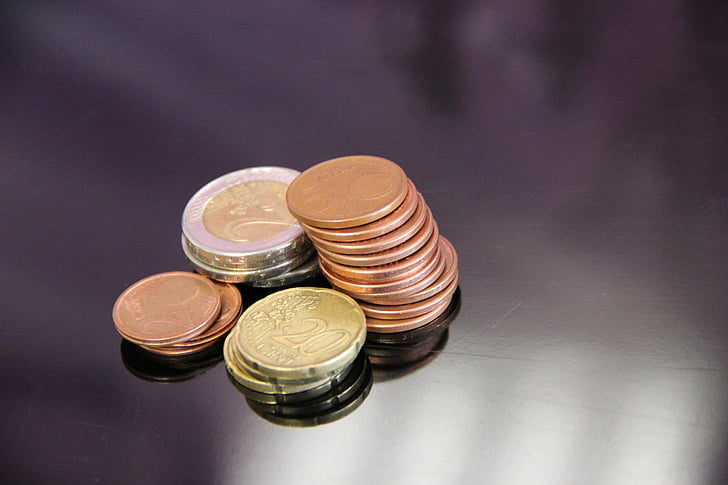Un mandatario SIAE salernitano e due complici sotto inchiesta per corruzione