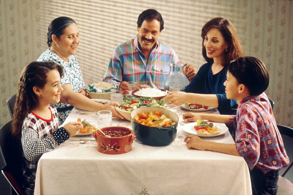 Aiuti alimentari natalizi per famiglie in difficoltà economiche a Nocera Inferiore
