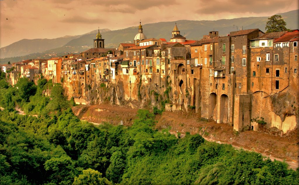Campania elevata a zona arancione: De Luca evidenzia l’inevitabilità della misura