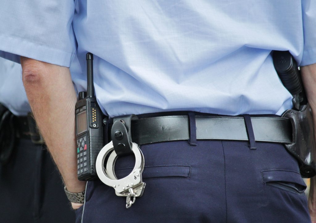 Un falso agente in servizio a Napoli: la carenza di forze dell’ordine sotto i riflettori