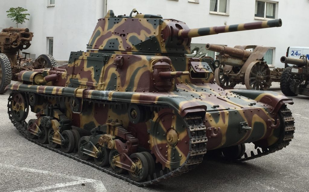 Movimenti militari a Salerno: blindati in città generano preoccupazione