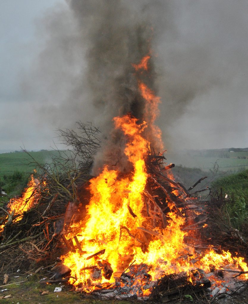 Incendio distrugge magazzino legname a Cava de’ Tirreni: danni ingenti, nessun ferito