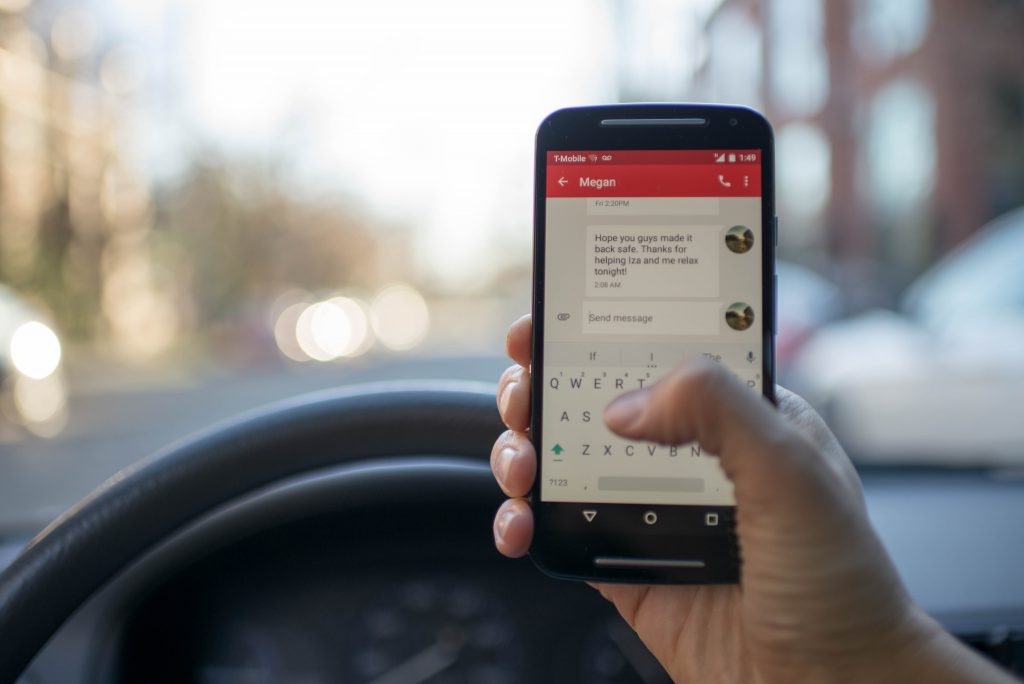 Blitz anti-smartphone al volante a Salerno: 150 punti patente decurtati in un giorno