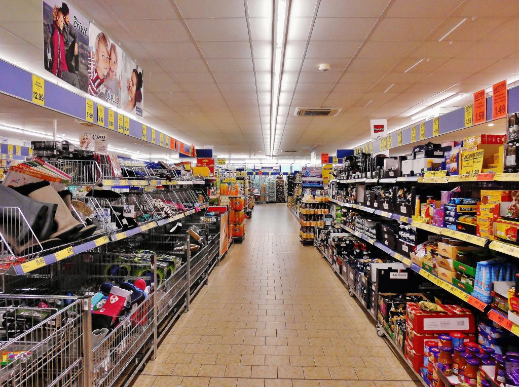Nuove restrizioni Covid-19: accesso agli esercizi commerciali e green pass