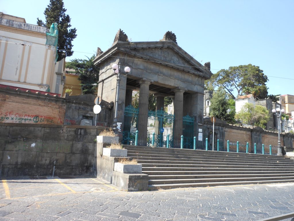 Tragedia sfiorata a Poggioreale: crollo al cimitero lascia bare in precario equilibrio