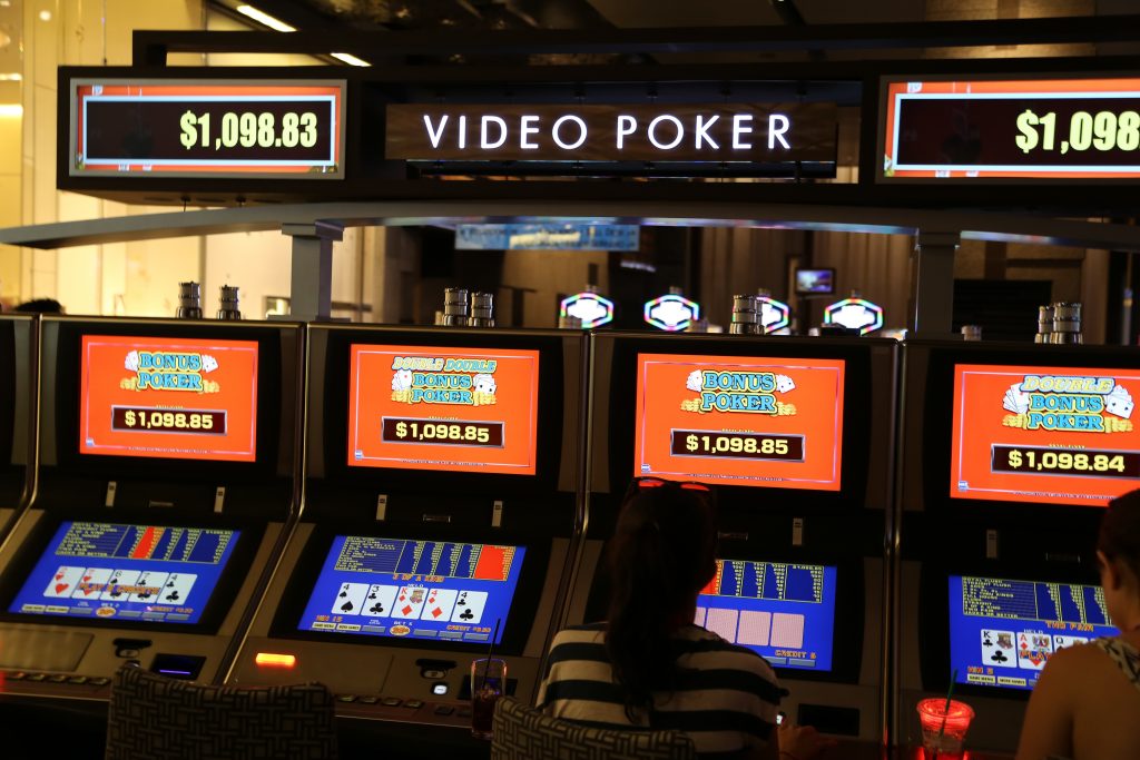 Sanzioni per 120.000 euro a gestori di sale giochi irregolari a Salerno