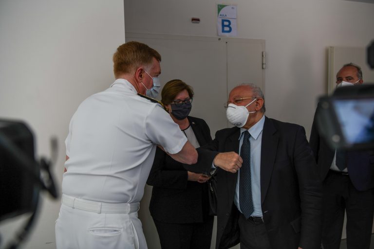 De Luca critica aspramente le strategie governative anti-Covid