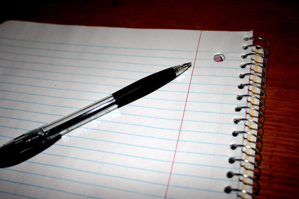 La scrittura manuale sta scomparendo? Il dibattito sull’insegnamento del corsivo