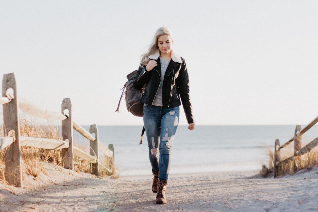Weekend di relax: stile denim e giacca di pelle