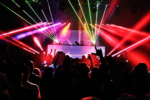 Chiusura notturna a Salerno: mille persone sorprese in una discoteca, arresti e ritrovamento di persona scomparsa