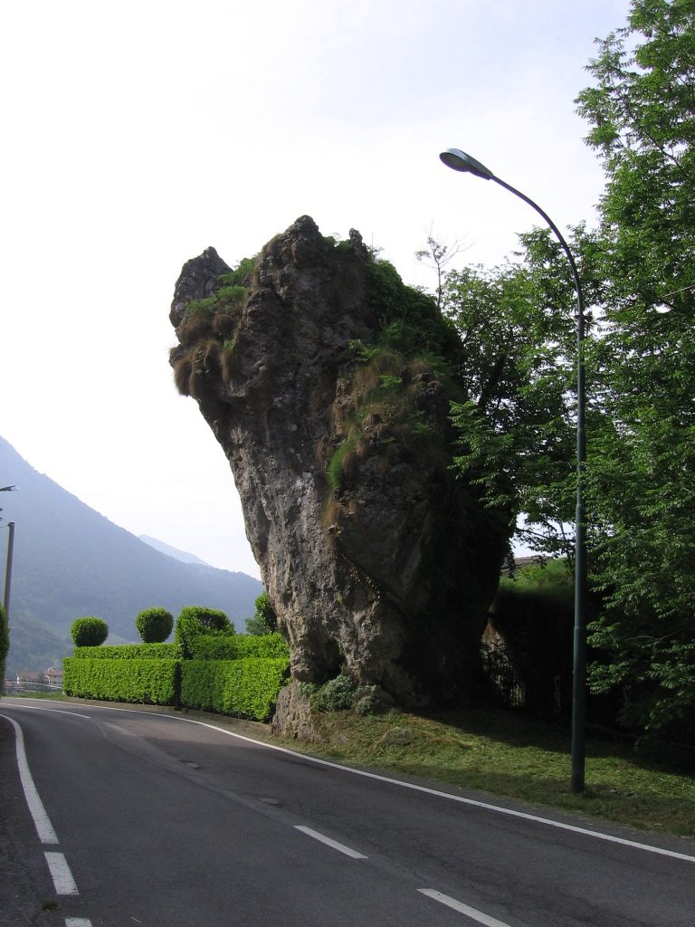 Tragedia sfiorata sulla statale Vietri-Salerno: auto colpita da frana