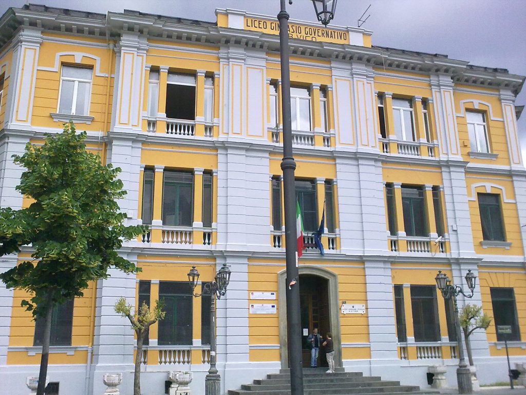 Solidarietà studentesca per l’Ucraina: il Liceo Vico si tinge di giallo e azzurro