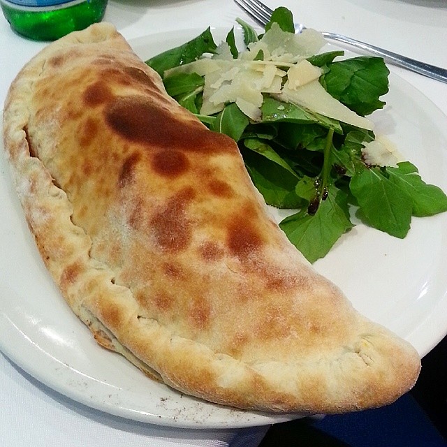 La delizia napoletana del calzone: una ricetta versatile per ogni occasione