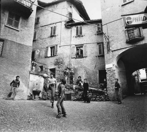 Giochi di squadra a Pagani: divertimento e valori in piazza Sant’Alfonso