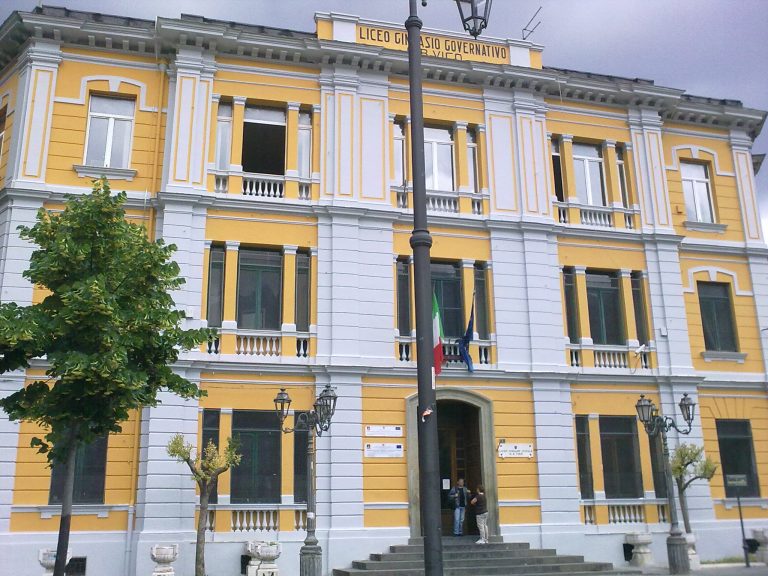 Vandalismo al Liceo Classico Vico di Nocera: indignazione generale e richiesta di interventi decisi