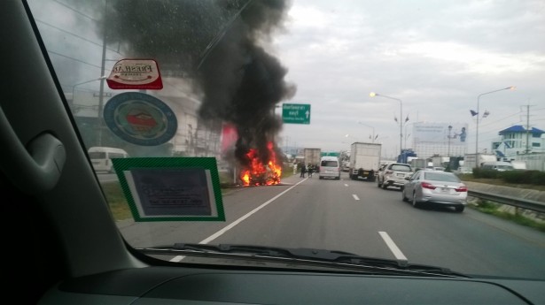 TITOLO: Fiamme divampano vicino all’A2, fumo invade galleria: caos tra i conducenti