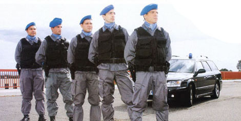 Fiorello promuove il calendario della Polizia di Stato a sostegno dei minori