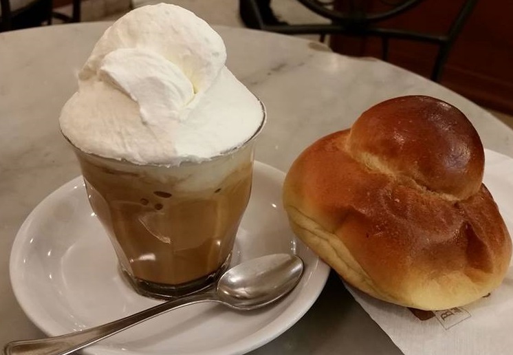 Un dolce siciliano quasi dimenticato: la storia e la ricetta della granita alla scursunera