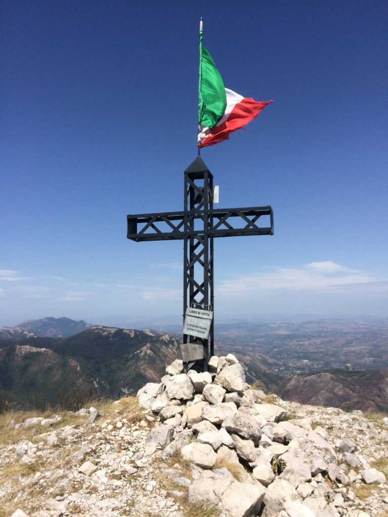 Un medico romagnolo porta la maglia della Nocerina sull’ottava cima del mondo