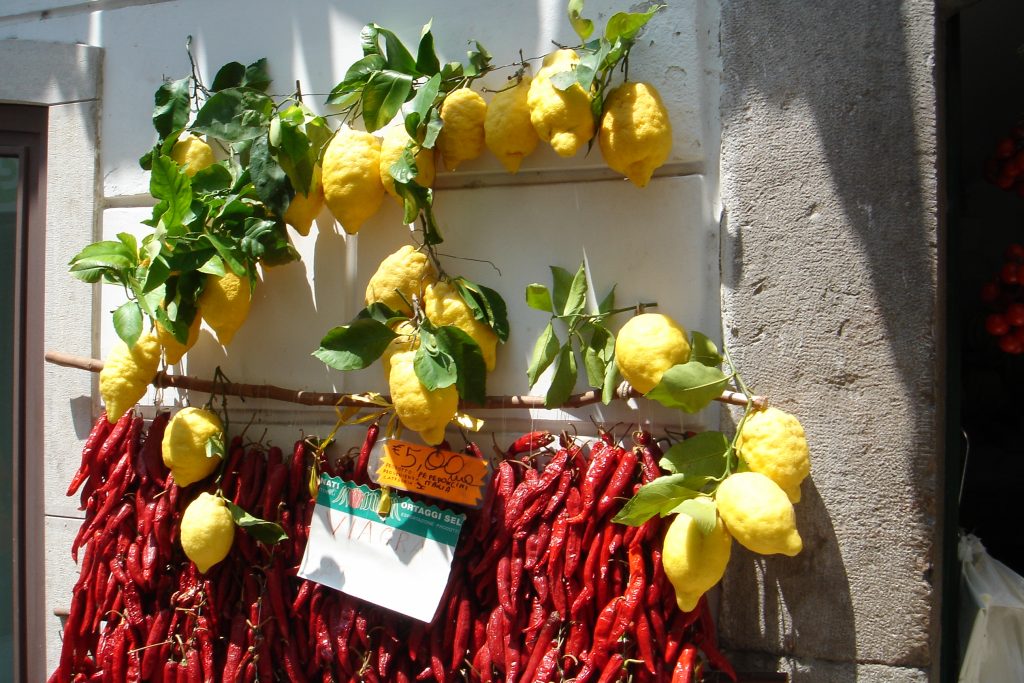 Le donne che portavano i limoni lungo la Costiera Amalfitana