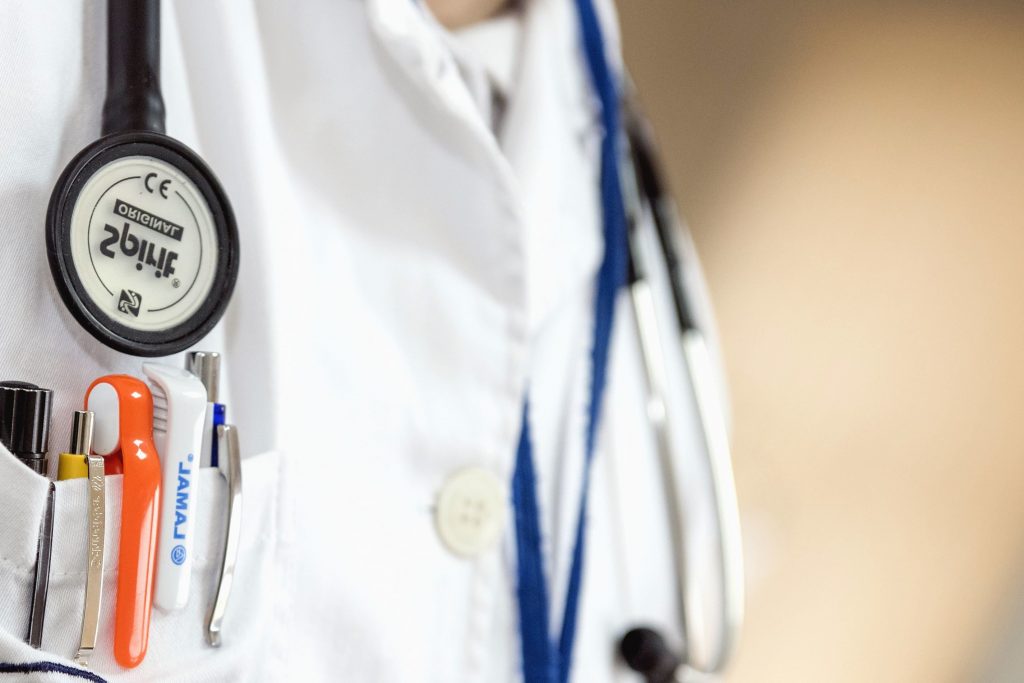 Sequestro studi medici: 60enne positivo al Covid continua a visitare pazienti