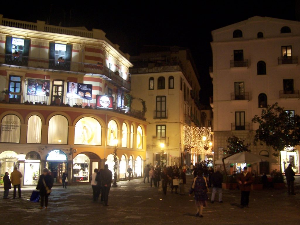 Salerno: Notte movimentata, intervento delle forze dell’ordine e sequestro di arma bianca