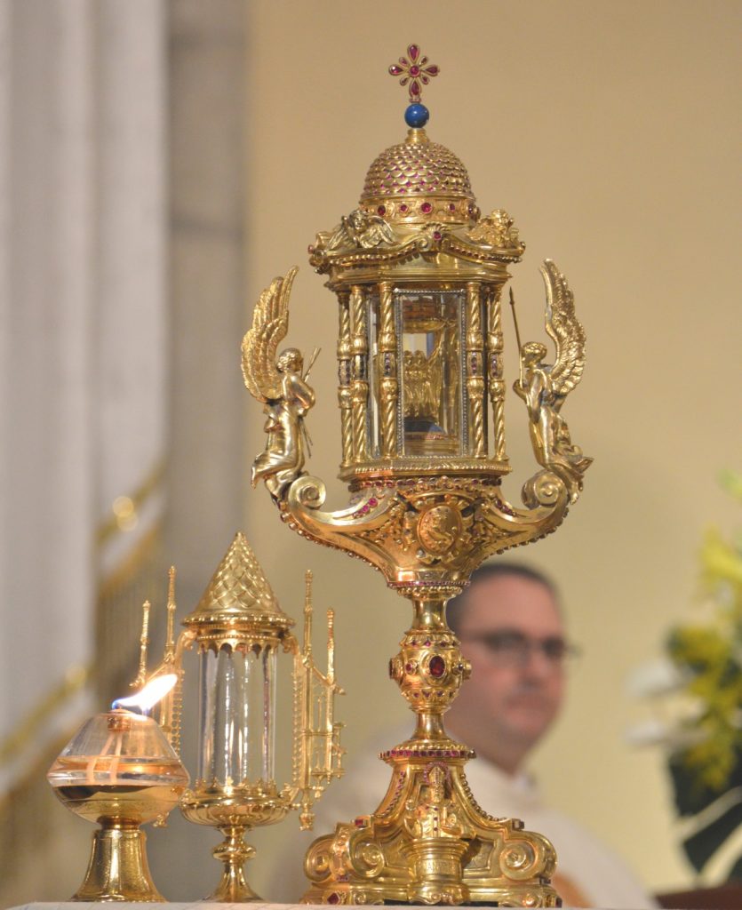 Napoli: Il sangue di San Gennaro si liquefà, confermando la tradizione