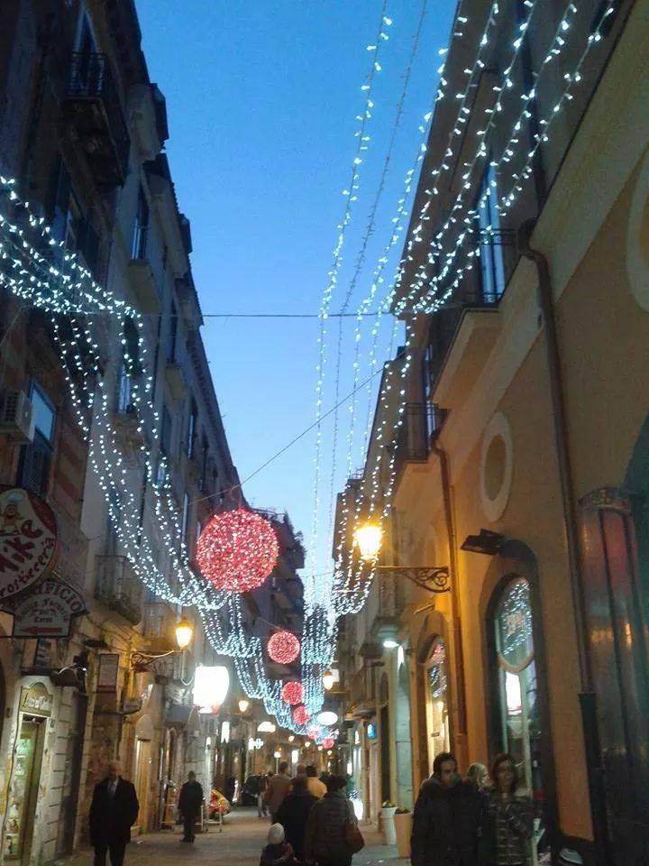 Feste Natalizie a Nocera Inferiore: Gioia e Spreco