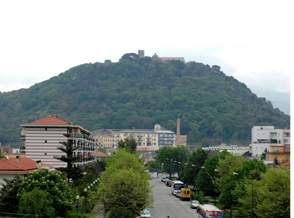 L’inciviltà deturpa via del Parco a Nocera Inferiore