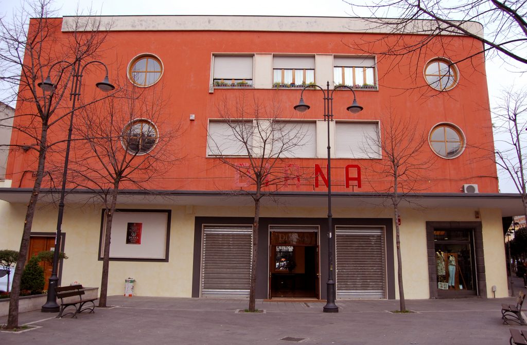 Nocera Inferiore: Decennale della Riapertura del Cinema Teatro Diana
Dieci anni fa, il Cinema Teatro Diana tornava a splendere nel cuore di Nocera Inferiore, regalando alla comunità un luogo ricco di storia e di ricordi. Per celebrare questo importante anniversario, a partire dal 17 marzo, è in programma un ricco calendario di eventi. Tra le iniziative, spiccano una rassegna di proiezioni mattutine di film classici, una mostra fotografica che ripercorrerà la storia del teatro, e altre attività speciali. L’iniziativa più attesa è un ciclo di proiezioni domenicali di pellicole d’epoca, raramente visibili nei cinema tradizionali. Il sindaco e l’assessore alla cultura illustreranno dettagliatamente il programma durante una conferenza stampa che si terrà giovedì 14 marzo alle 11 a Palazzo di Città.