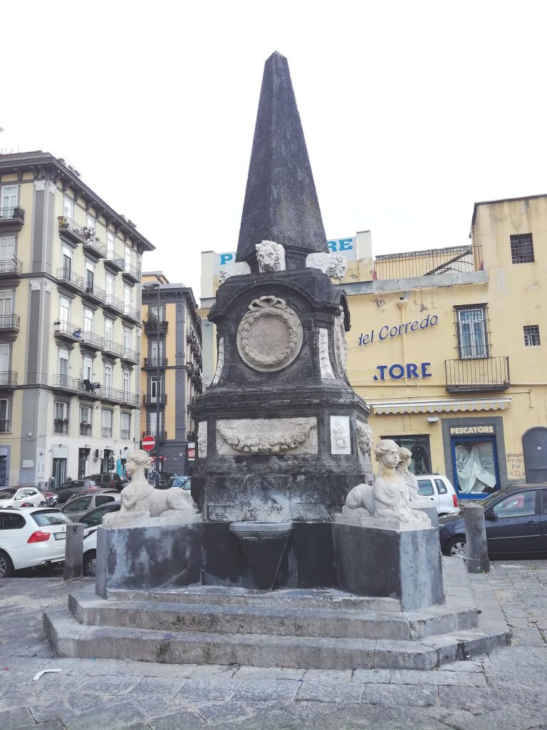 Deplorabile stato di abbandono per la fontana di Piazza Amendola a Nocera Inferiore