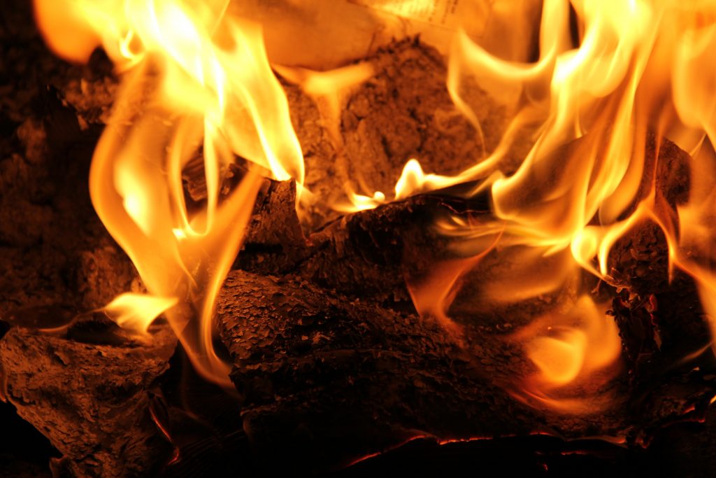 Un rogo in una baraccopoli di Nocera Inferiore