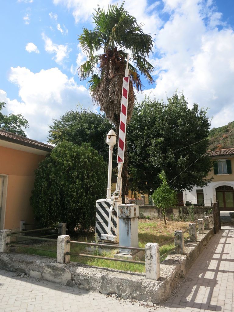 Residenti di Nocera Inferiore si oppongono alla chiusura di un passaggio a livello