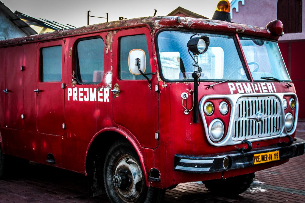 Incendio improvviso a Nocera Inferiore: fiamme avvolgono un’auto in pieno centro