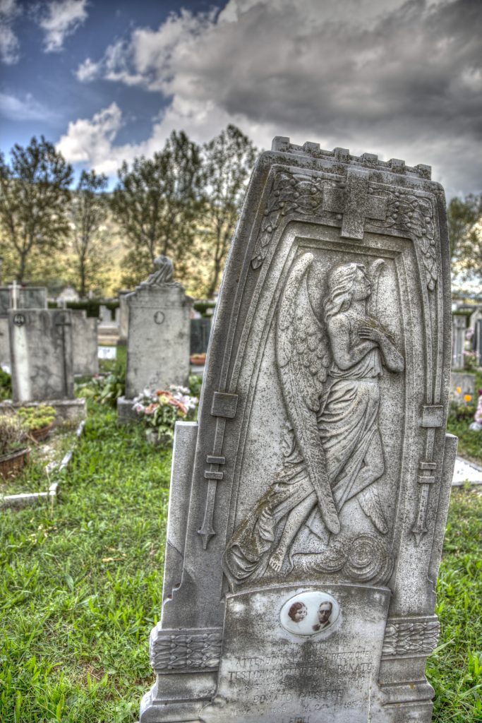 Il cimitero di Pagani: un’ondata di furti, promessa di maggiore sicurezza