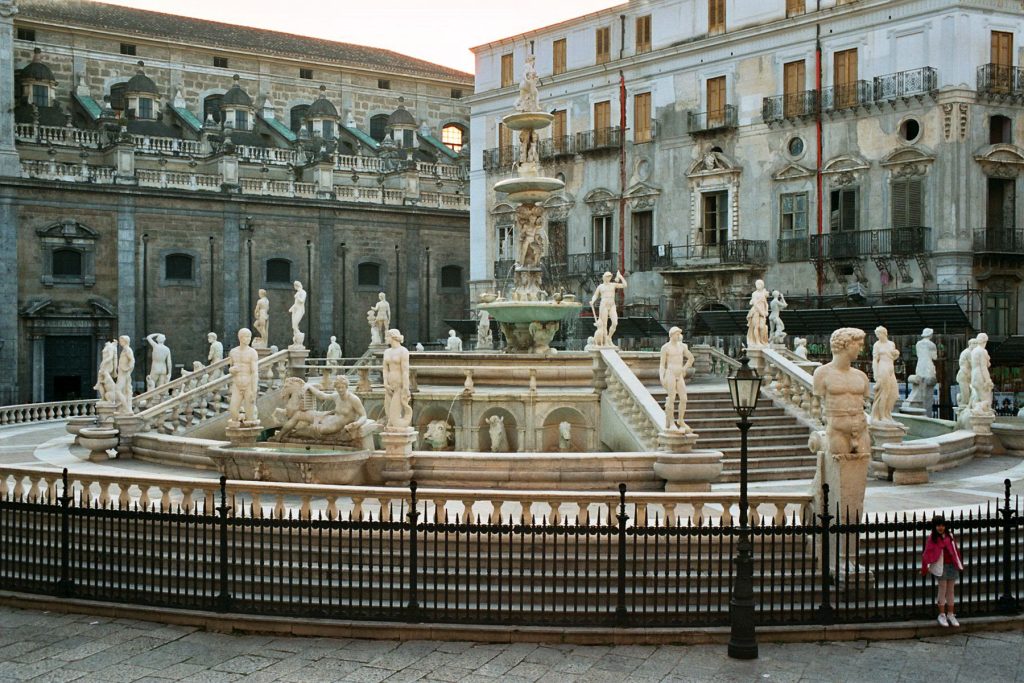 Piazza Pretoria: Arte, Storia e Leggende Palermitane