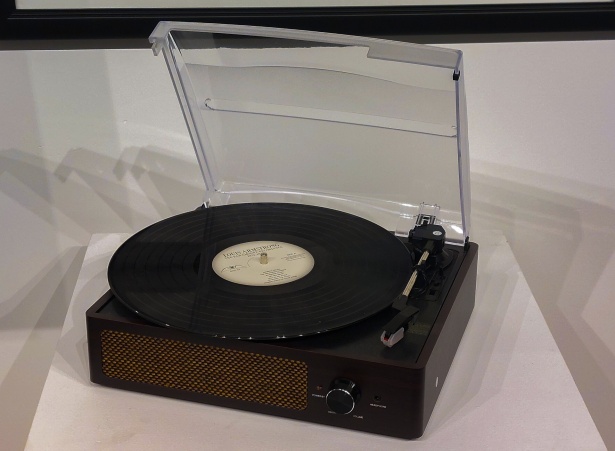 Il Rinascimento del Vinile: Nostalgia, Collezionismo e il Ruolo dello Streaming