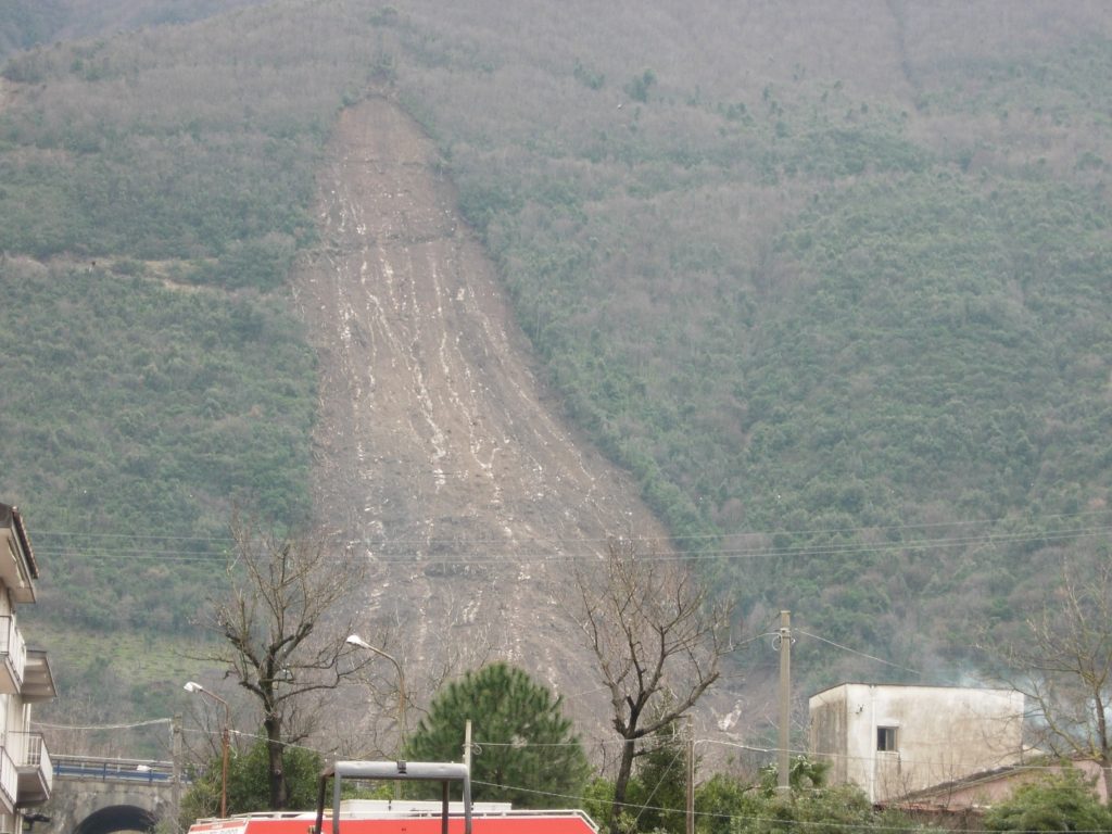 Giustizia per le vittime della frana di Montalbino: no alle attenuanti per lo sfruttamento ambientale