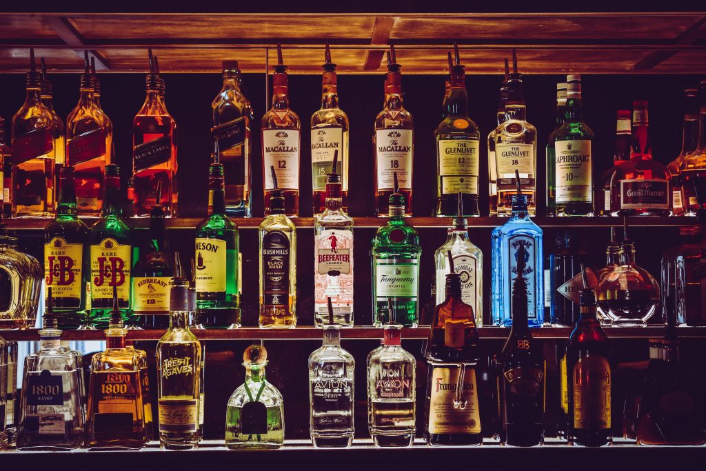 Operazione anti-contrabbando: dodici arresti e sequestro di una casa vinicola