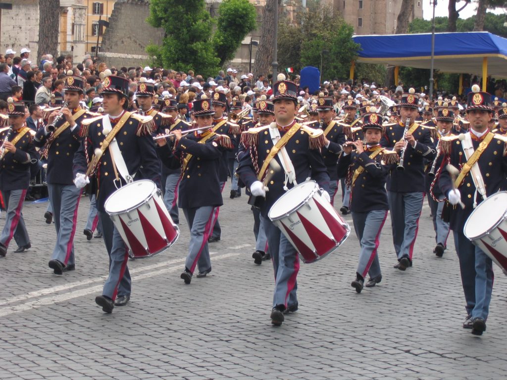 Un omaggio musicale per Mattarella: Red Canzian e la Banda della Polizia celebrano la scuola