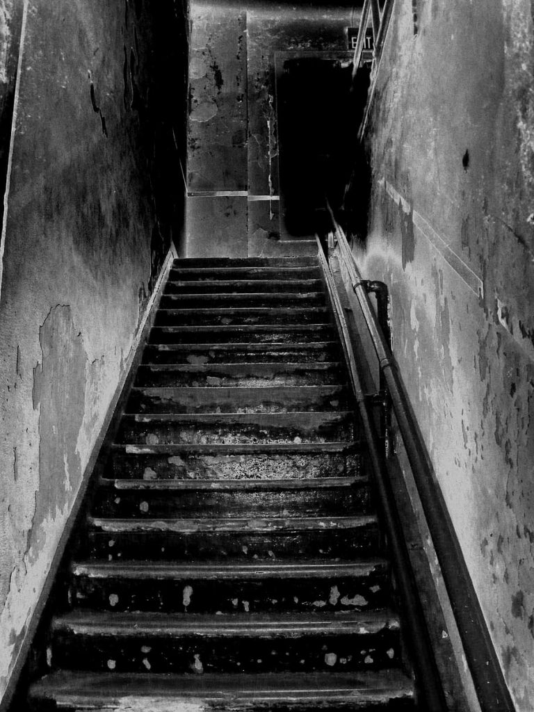 Le scale di via Angrisani: un appello per la sicurezza e l’accessibilità