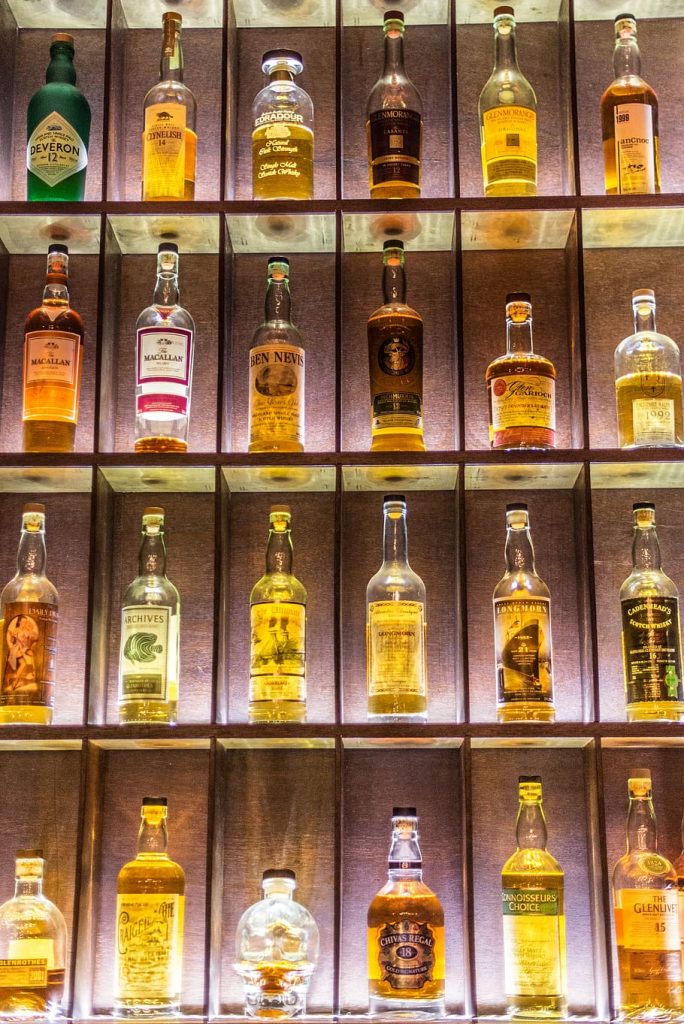 Due locali salernitani sanzionati: alcol ai minorenni e violazioni anti-Covid
