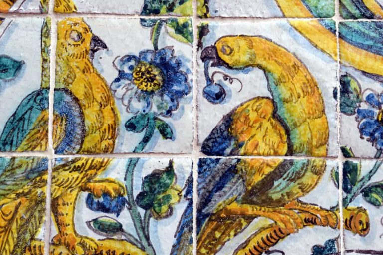 L’arte poliedrica di Vincenzo Santoro: tra architettura, ceramica e messaggi sociali