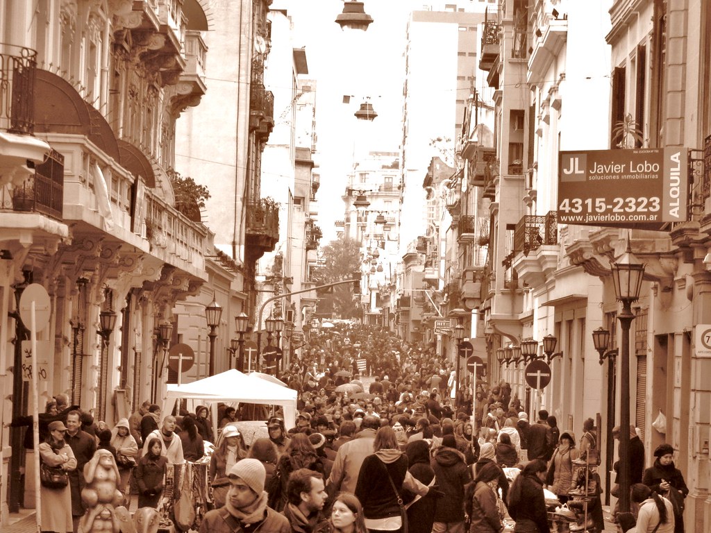 Asfalto su via Garibaldi: polemiche infuocate sui social